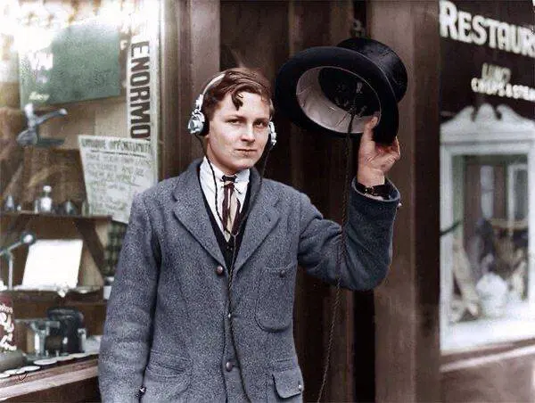 Молодой английский изобретатель мистер Дэй демонстрирует инновацию 1922 года — портативное радио с наушниками.