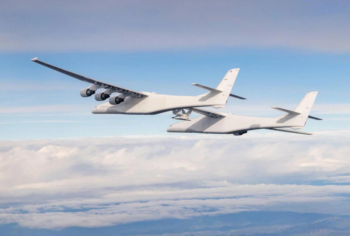Cамолет с самым длинным крылом Stratolaunch Model 351 или Roc.