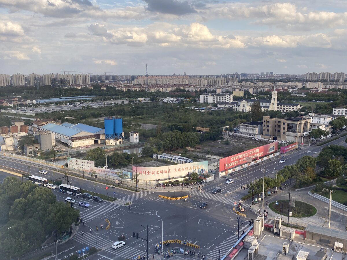 Вид из номера гостиницы в Шанхае.<br>