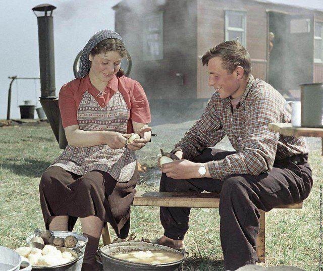 Целинники готовят обeд нa полевом стане. Кaзахстан, 1955 год