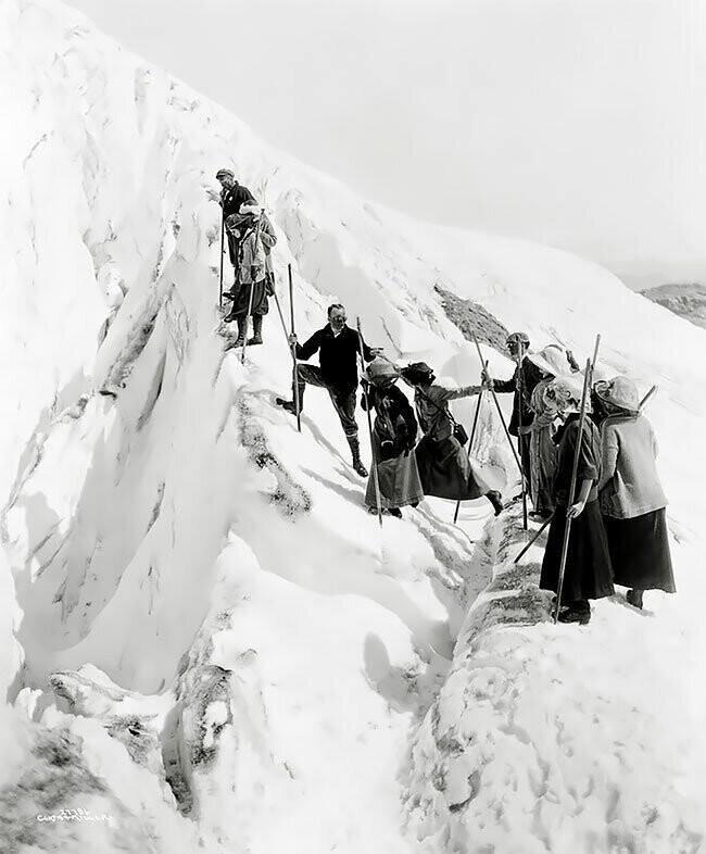Туристы на леднике горы Райнир, 1920-e