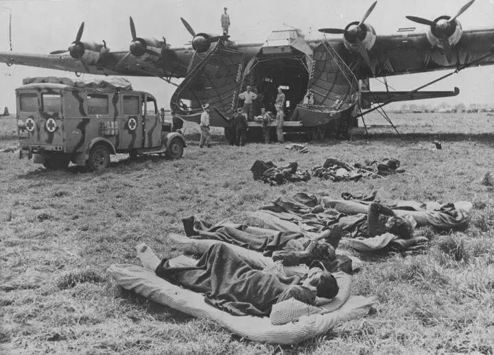 Раненые перед погрузкой в тяжелый немецкий транспортный самолет Messerschmitt Me.323D-8 «Gigant» в Тунисе. Северная Африка, 1943 год