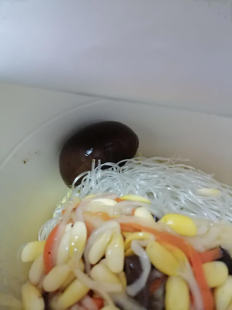С тушёным яйцом всё понятно. Ранее мне уже попадался такой продукт в другой лапше. Мне не очень понравилось, но китайцы, видимо, такую штуку любят.