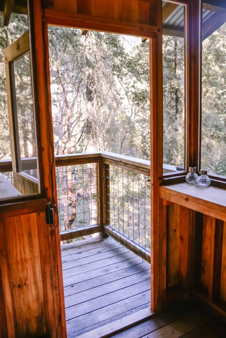 Крошечный дом на дереве Sanctuary Treehouse