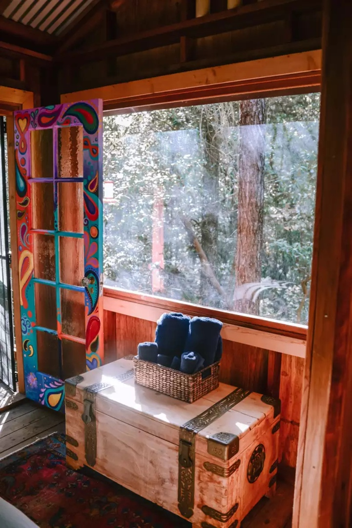Крошечный дом на дереве Sanctuary Treehouse