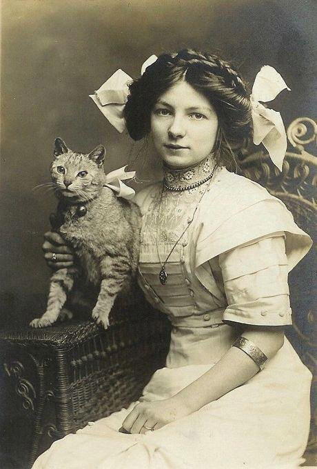 Девушка с котeйкой, Англия, 1900-е.