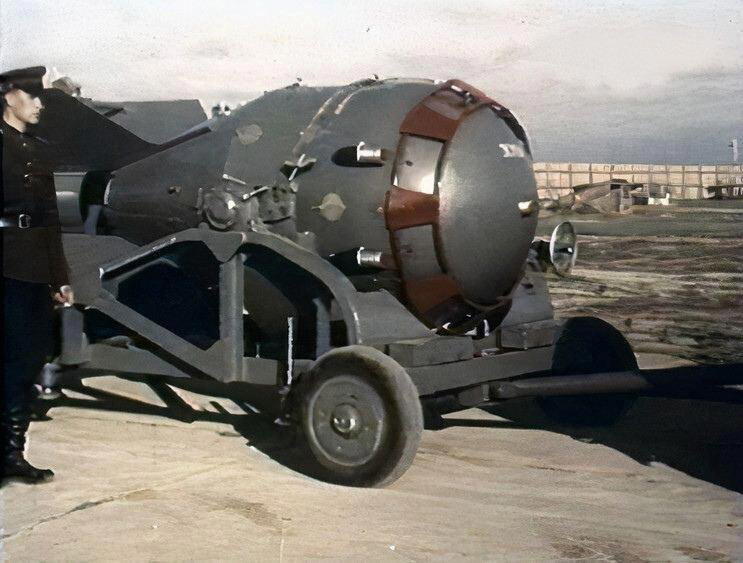 Советская атомная бомба РДС-2 в сопровождении офицеров КГБ буксируется к носителю Ту-4, 1954 год