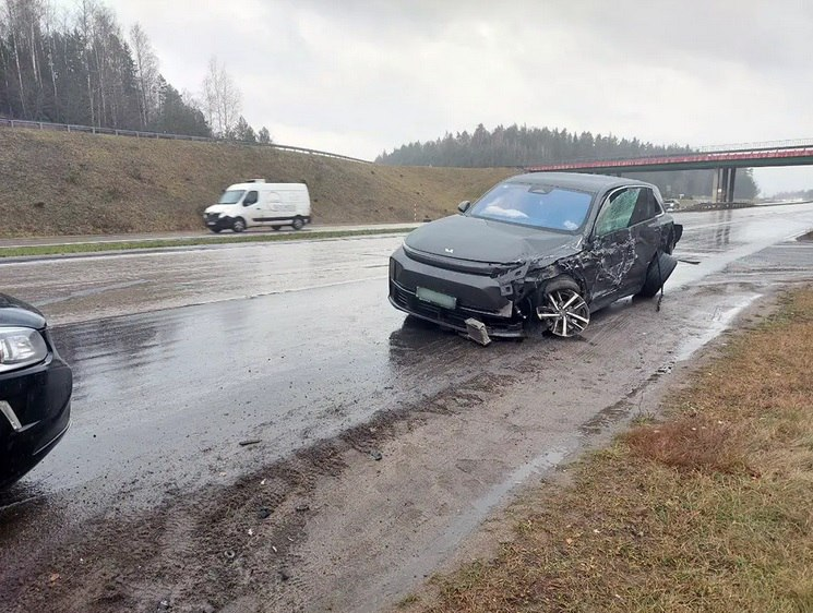 Натворила дел 19-летняя девушка за рулем BMW под Минском