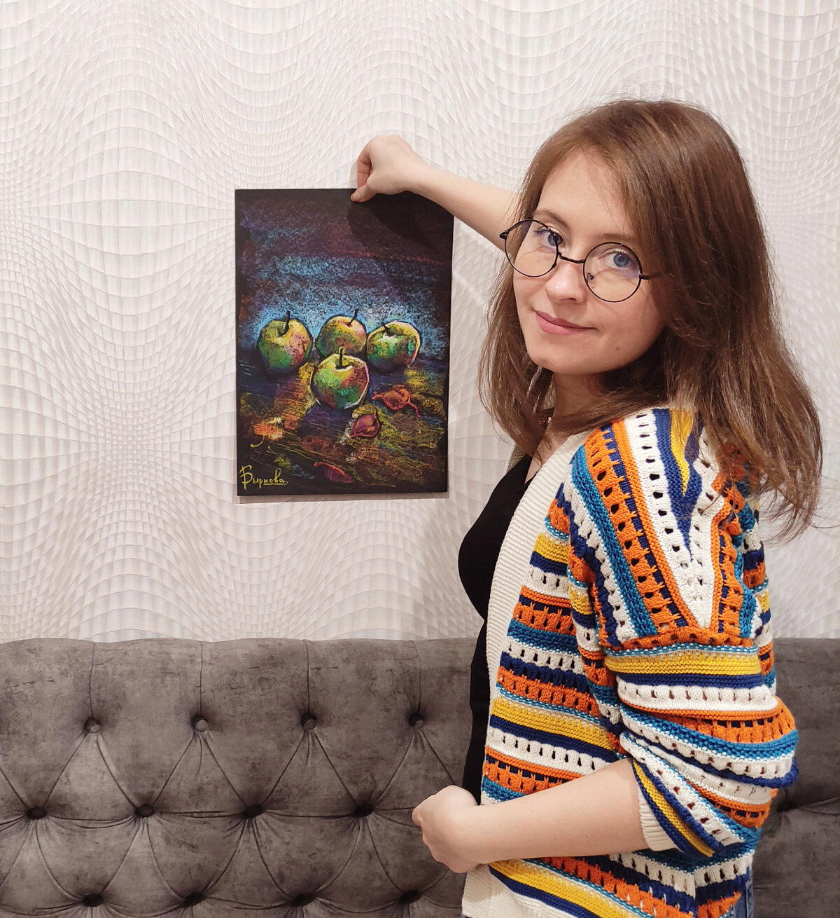 Попросила сфоткать, будто вешаю картину на стену