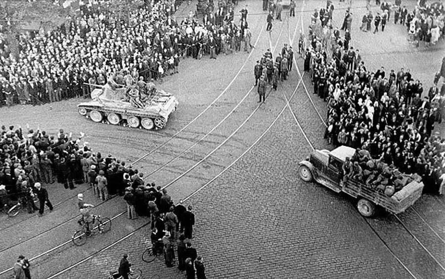 Советские войска вступают в Ригу. 17 июня 1940 года.
