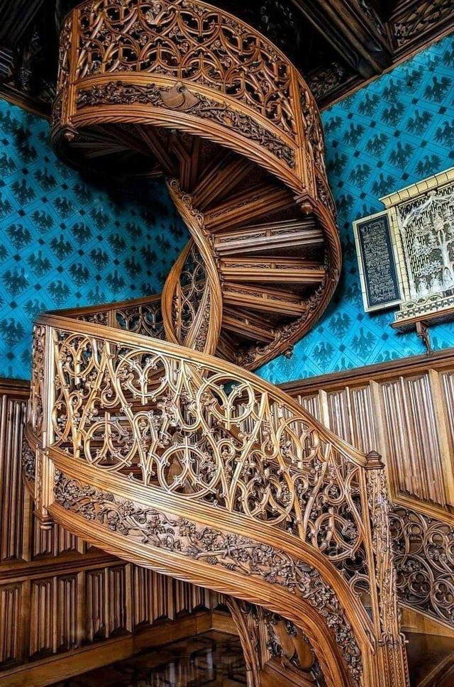 Лестница, вырезанная из цельного ствола дерева, 1851 год. Находится во дворце князей Лихтенштейна в Леднице, Чехия.