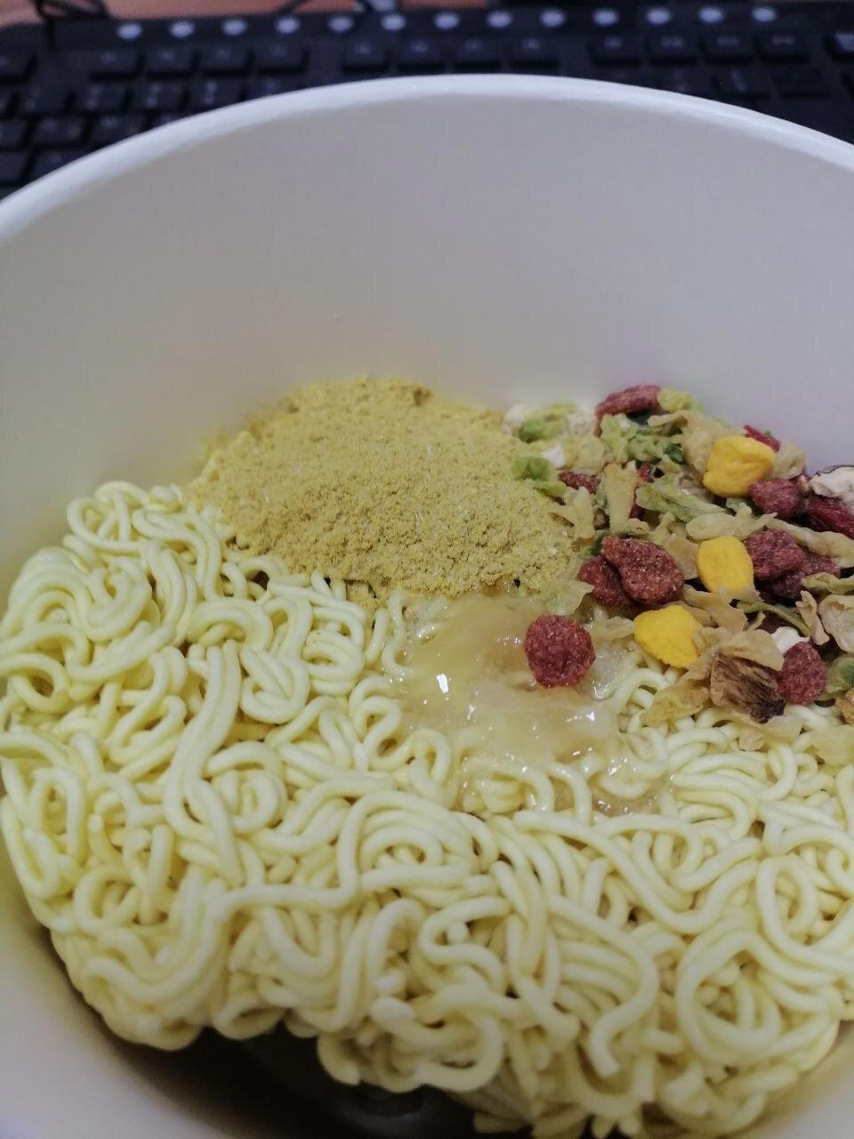 Обзор китайской лапши Wang Zhe Feng Fan со вкусом тушёной курицы с грибами.