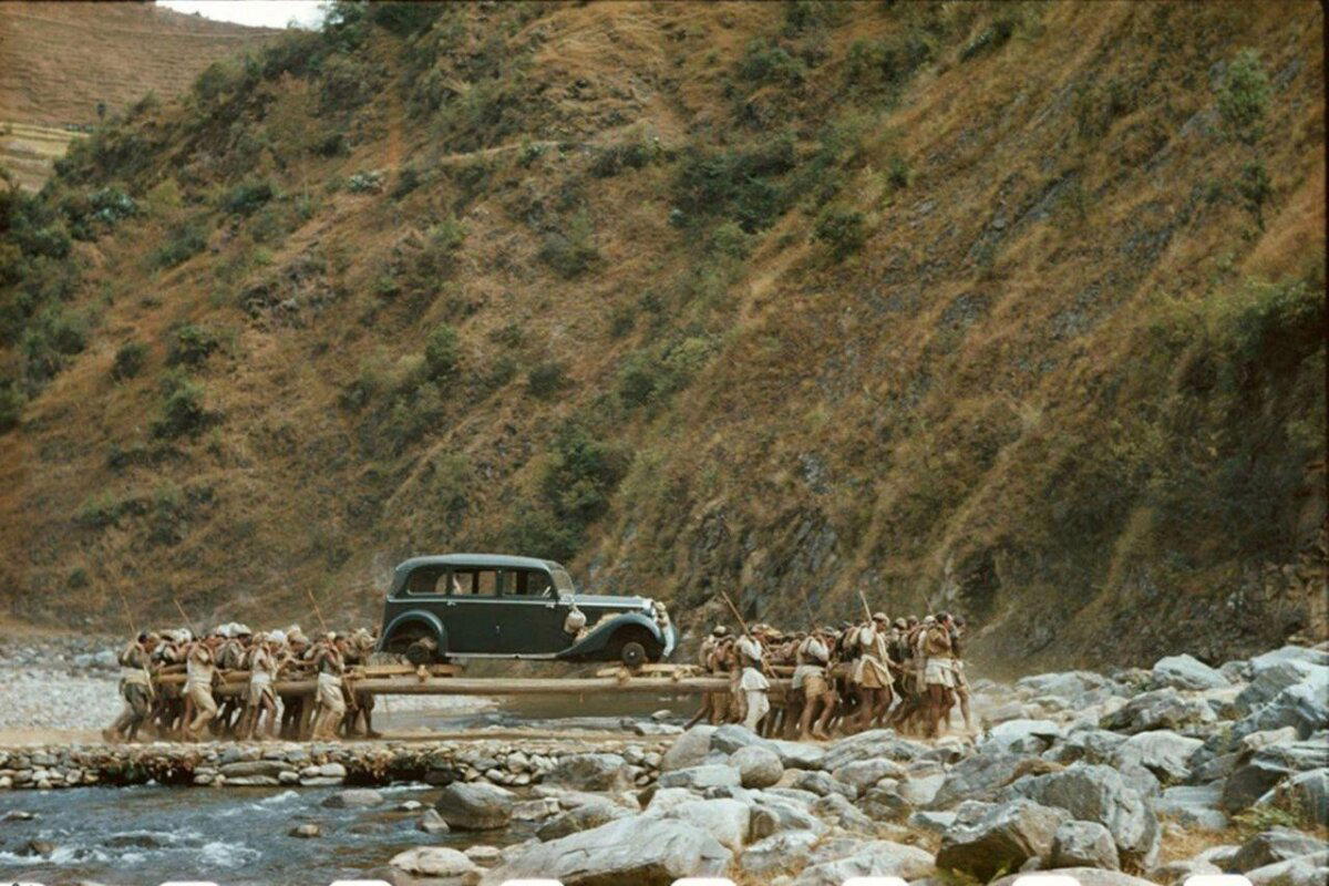 Доставка подаренного Гитлером Mercedes–Benz непальскому королю Трибхувану. 1939 год.