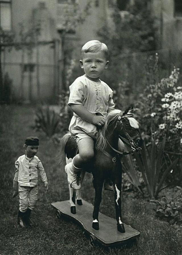 Беззаботное детство обычного мальчика, 1925 год
