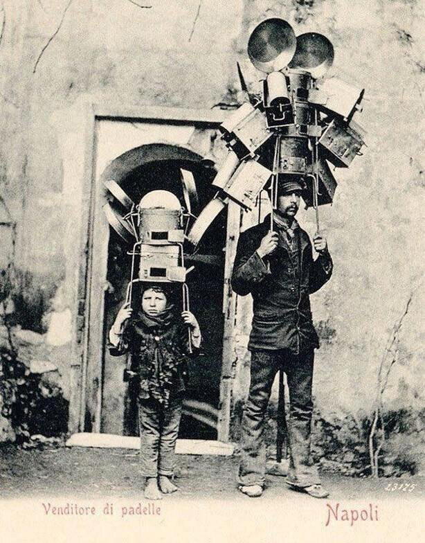Уличные торговцы посудой. Неаполь, 1903 год