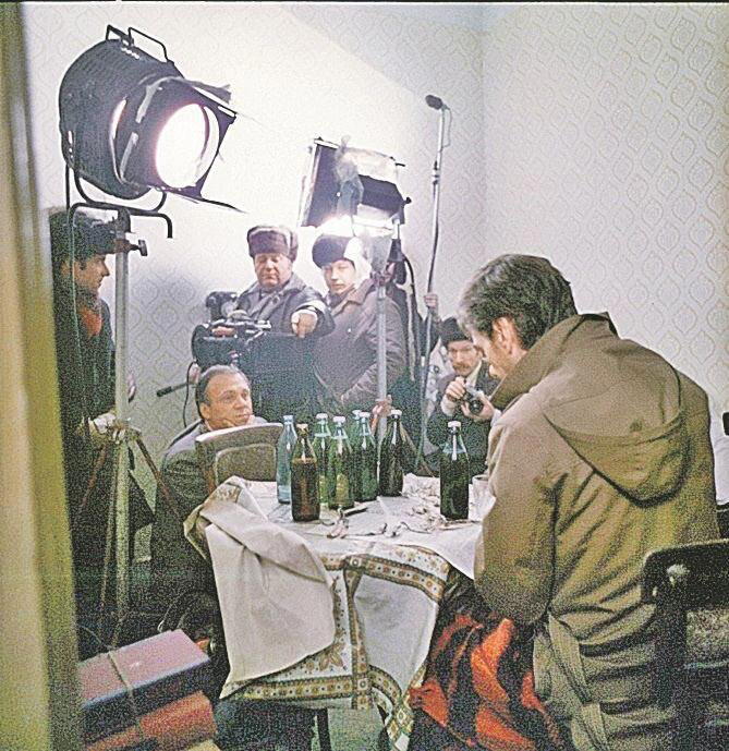 "Москва слезам не верит", 1979 год.  На фото сцена запоя Гоши. В кадре Владимир Меньшов, Алексей Баталов и съёмочная группа.