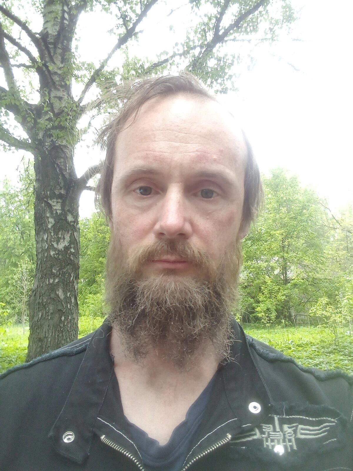 Еще без костюма.