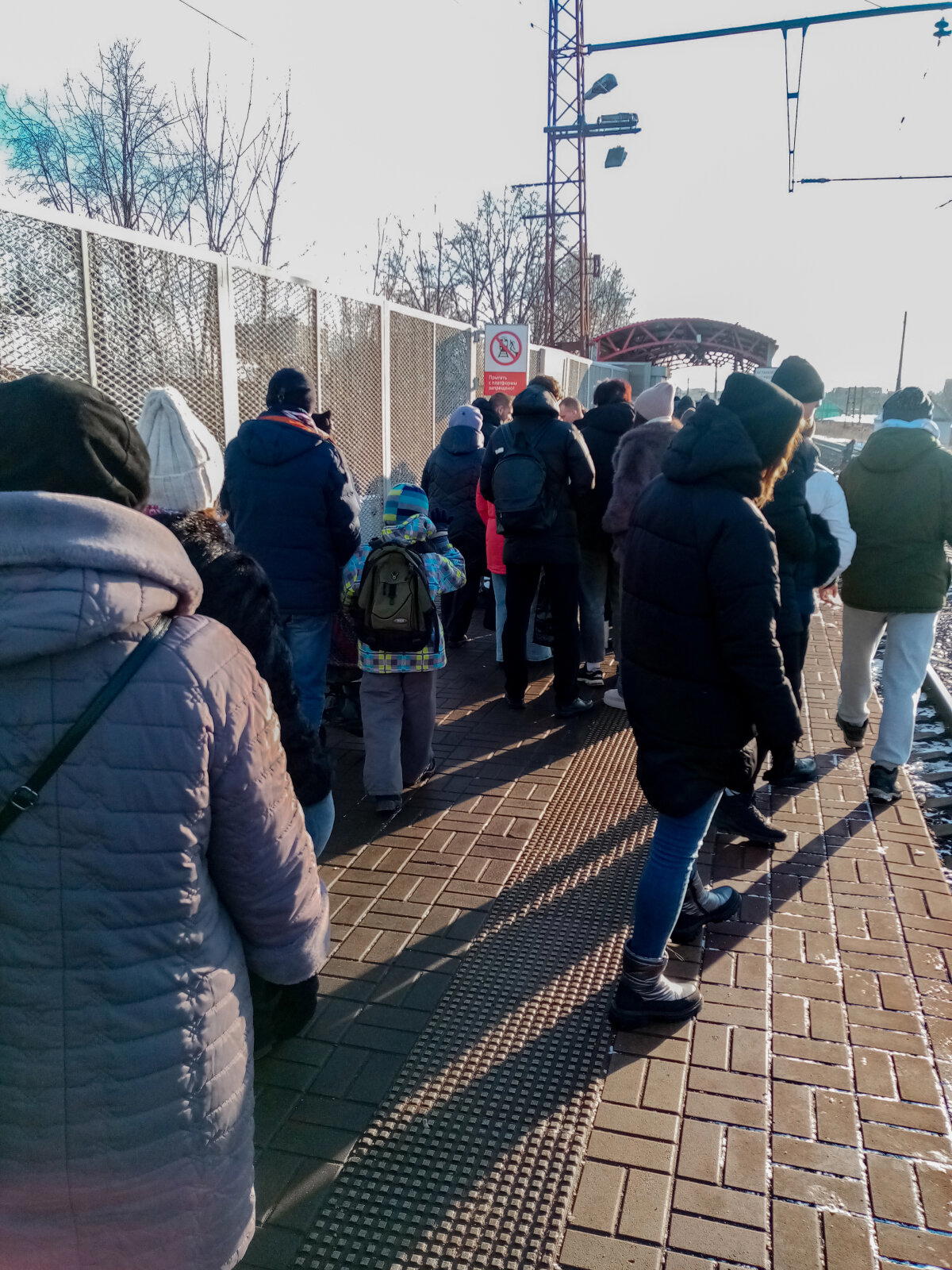 На станции Коломна. Судя по количеству народа, приехала половина Москвы 
