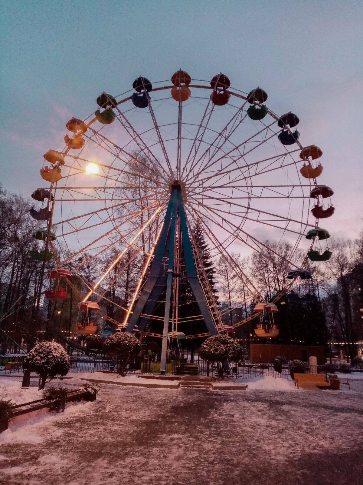 Колесо оборзения в центральном парке Мира 