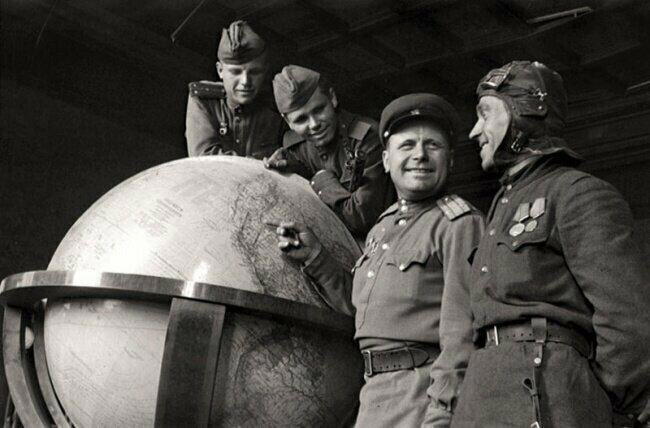 Советские солдаты у глобуса Гитлера, 1945 год