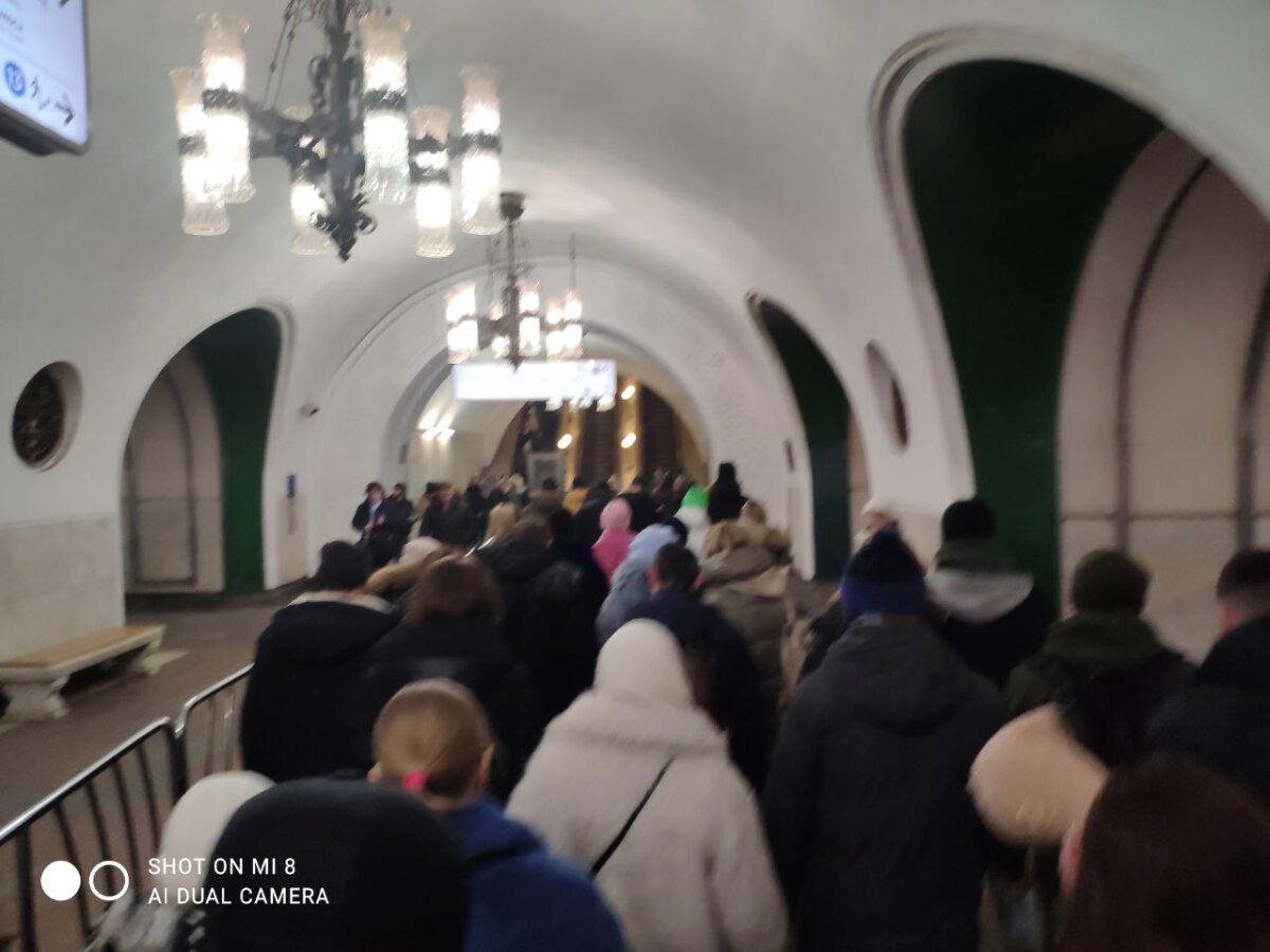 К счастью не все эти люди за пончиками, большинство погулять по "ВВЦ". Но мы туда не пойдем, у нас свой путь.<br>