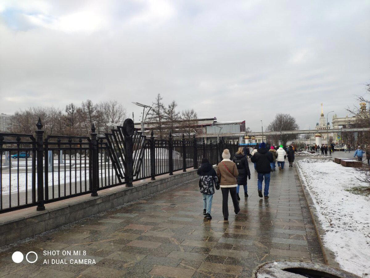 Вот она надземная станция монорельса, а прямо под ней находится остановка трамваев.<br>