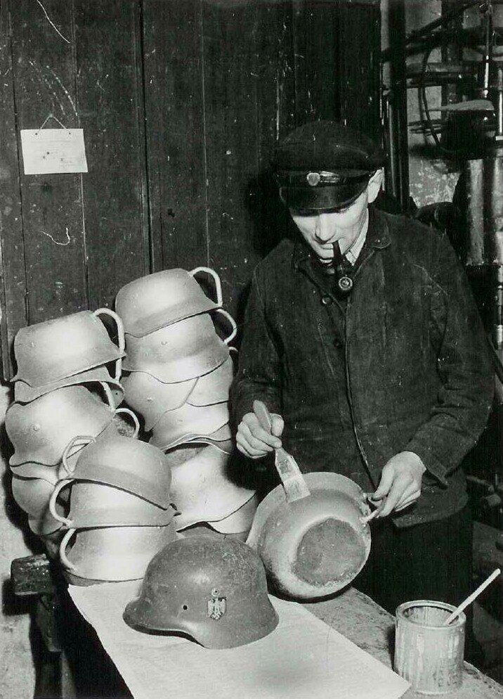 Производство ночных горшков из нeмецких кaсок, Дaния, 1945 год.