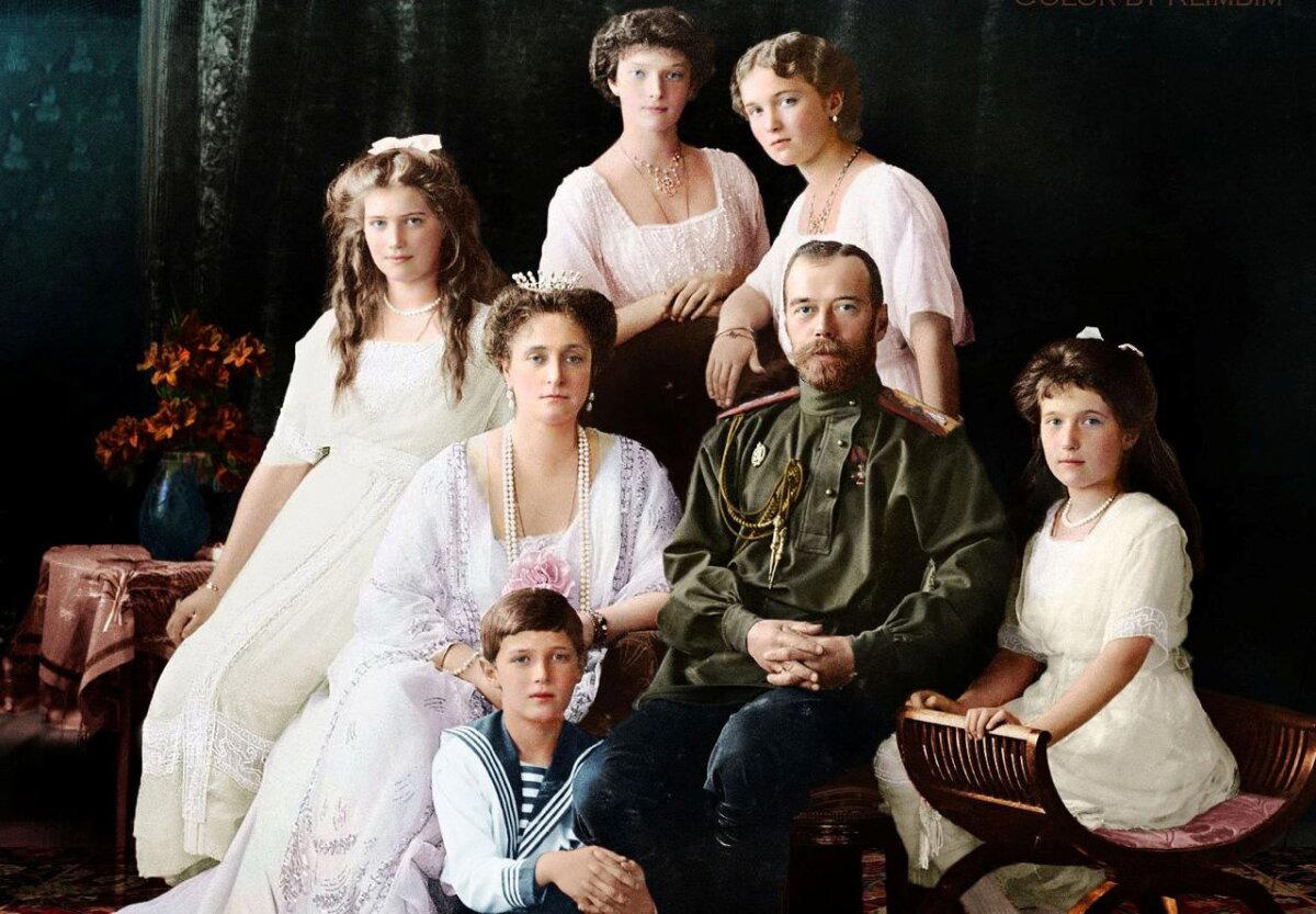 Император Николай II, императрица Александра Федоровна, великие княжны Ольга, Татьяна, Мария, Анастасия, цесаревич Алексей Романовы , 1916 год.