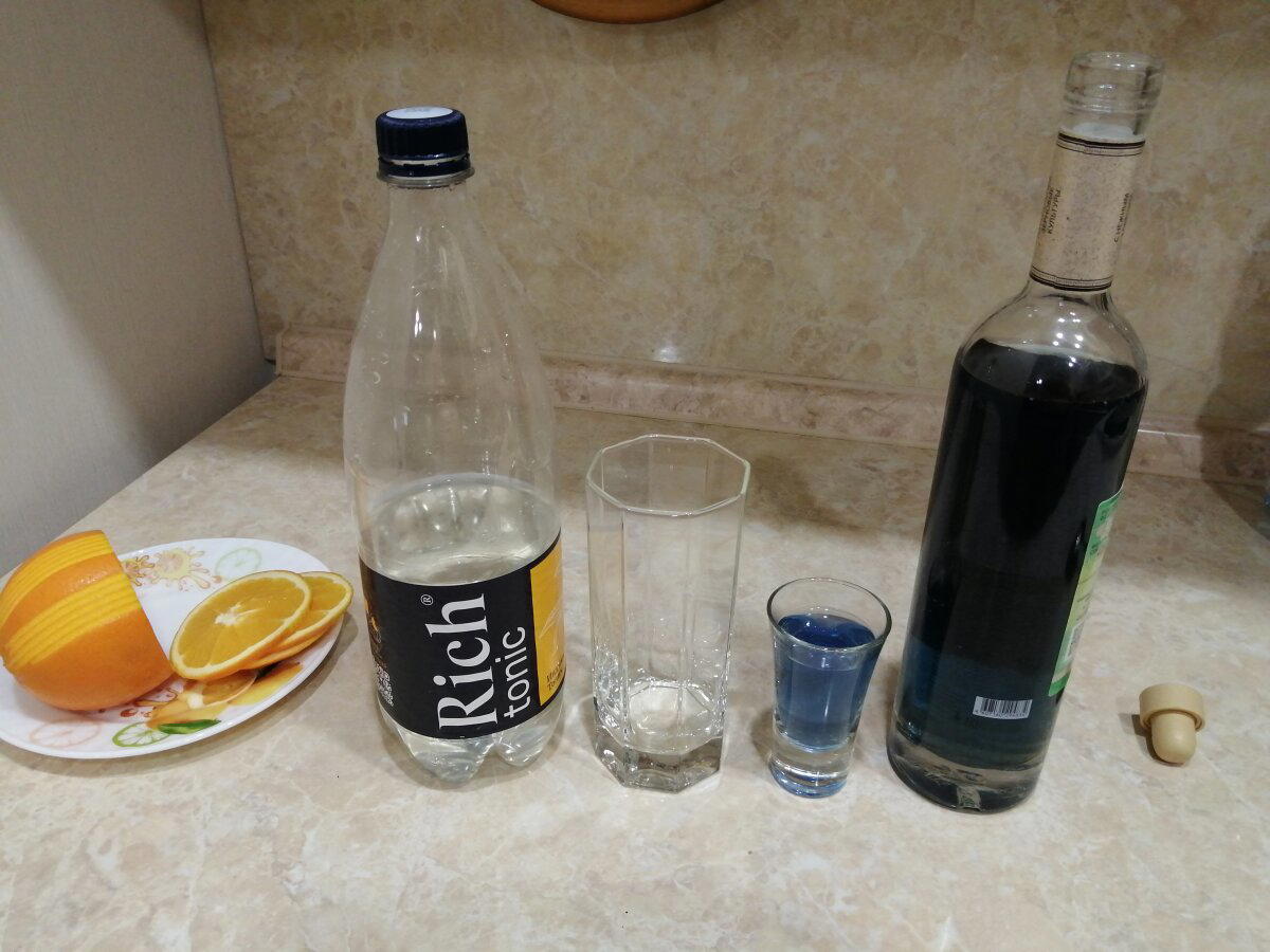 В рюмке-синий.