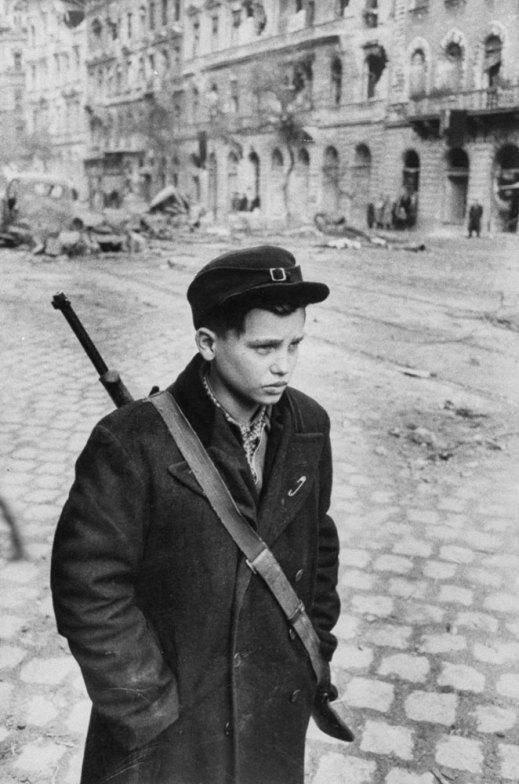 Юный участник Венгерского восстания. Будапешт, 4 ноября 1956 год