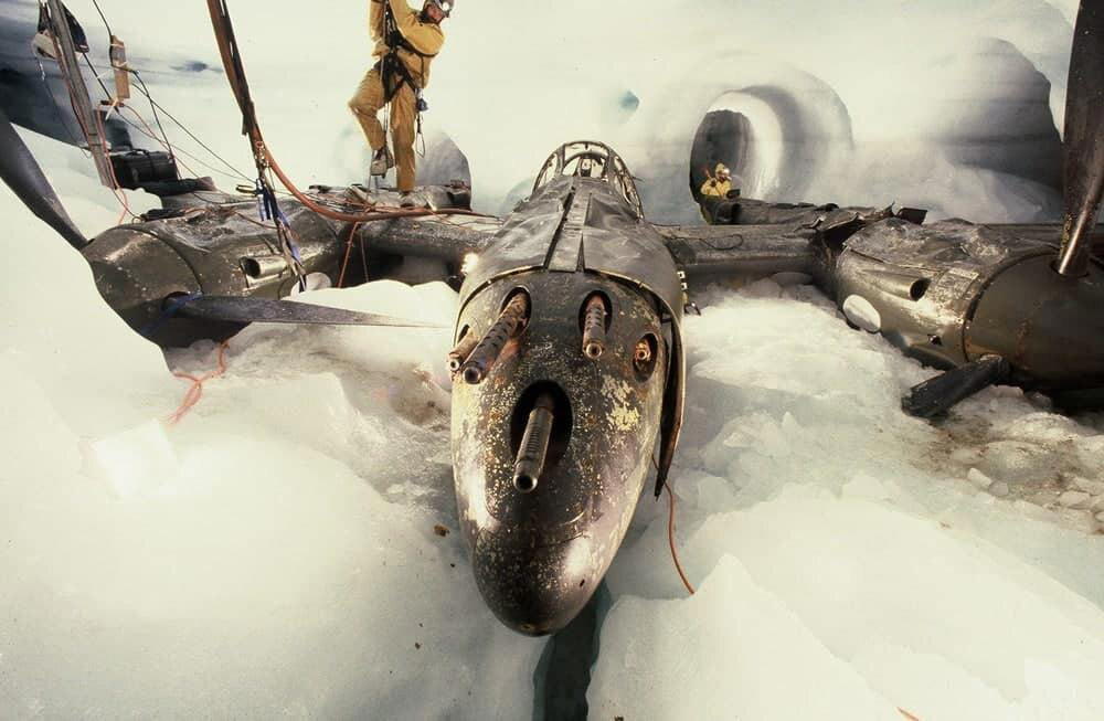 Американский истребитель P–38 "Lightning" в ледниках Гренландии, 1992 год.