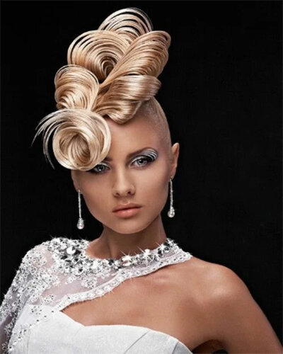 После того как вы закончили завивать волосы, советуем немного распушить их пальцами, чтобы придать прическе более естественный вид.