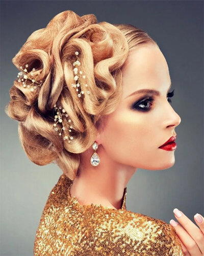  Используйте плойку или бигуди, чтобы создать объемные и текстурные волны, которые будут выглядеть эффектно и стильно. Причем, они могут быть как мелкими, так и более широкими — все зависит только от ваших предпочтений.