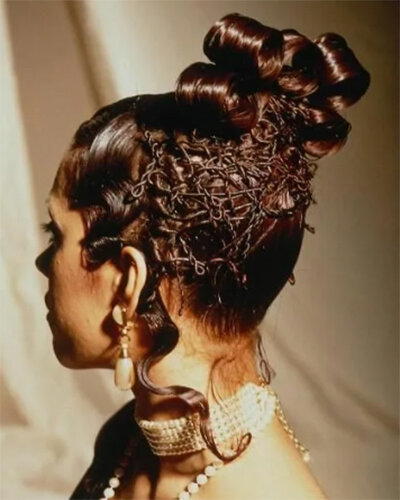 Чтобы придать корням дополнительный объем и создать характерный силуэт 80-х, используйте начес. Аккуратно начешите волосы у корней с помощью расчески с тонкими зубьями, а затем зафиксируйте результат лаком для волос.