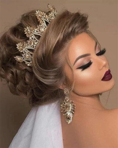 Для создания высоких хвостов и пучков соберите волосы на затылке или макушке и зафиксируйте их атласной лентой или красивой не большой заколкой.