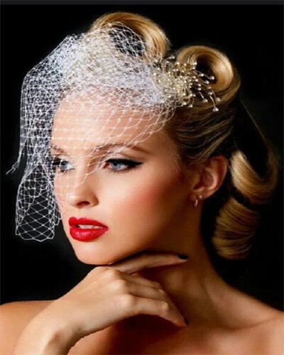 главный тренд весны-2025 элегантные прически из 70-х