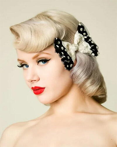 При желании можно дополнить прическу ободком, лентой или другим аксессуаром, чтобы придать ей элегантности.