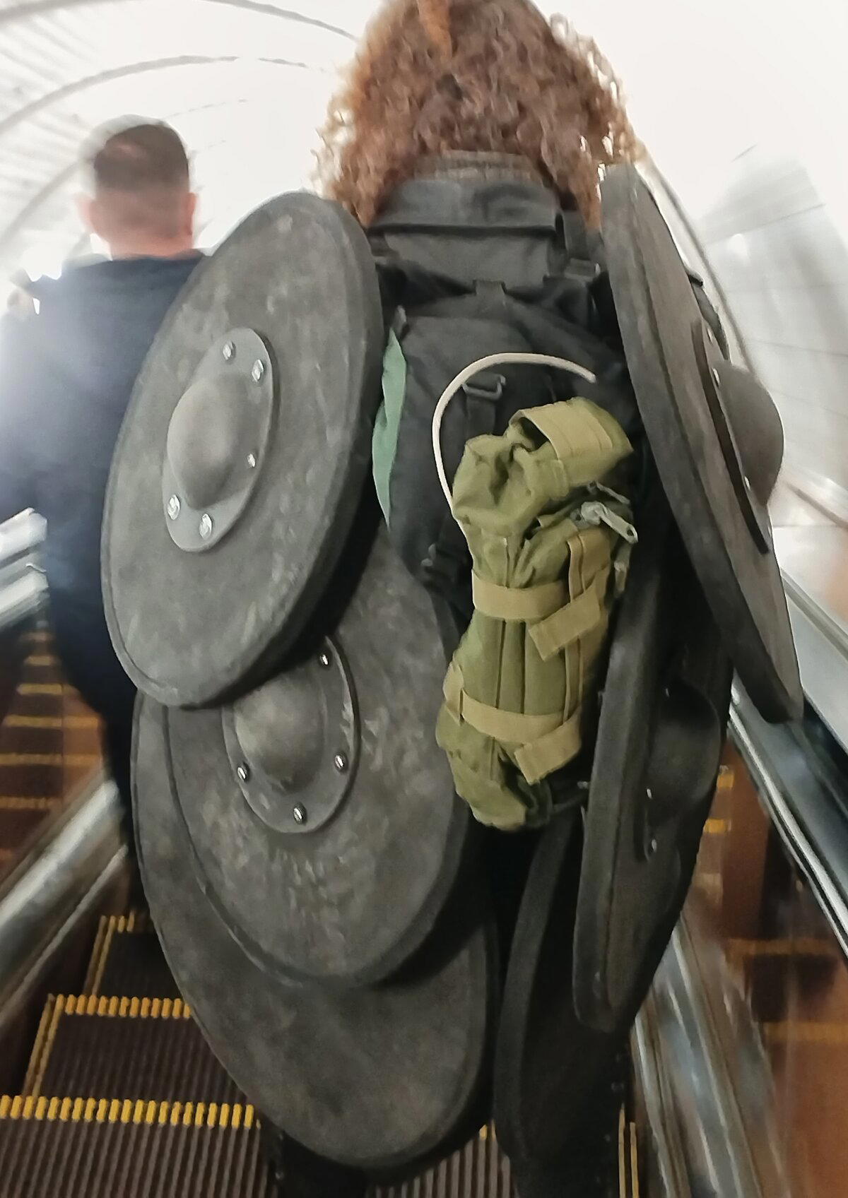 В метро передо мной на эскалаторе дяденька<br>