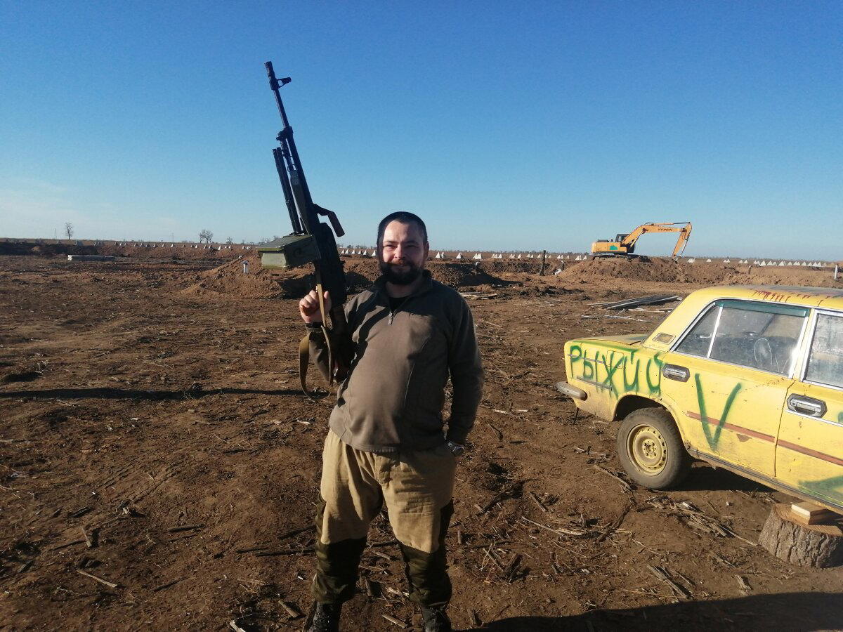 А это у него на первом. Справа от меня Рыжий заяц. Он уже умер, а потом был героически добит из гранатомёта.