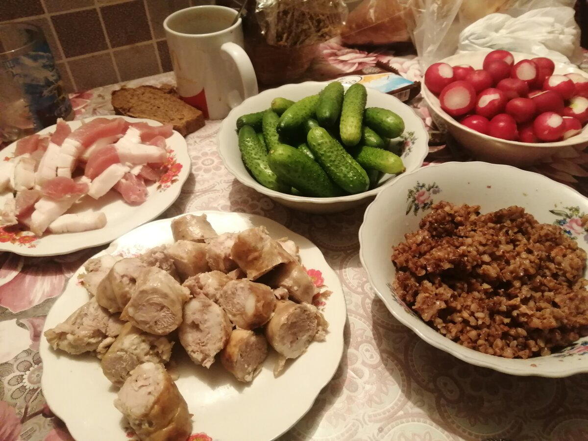 Всё моё кроме перловки - это девчонки с кухни подогнали.