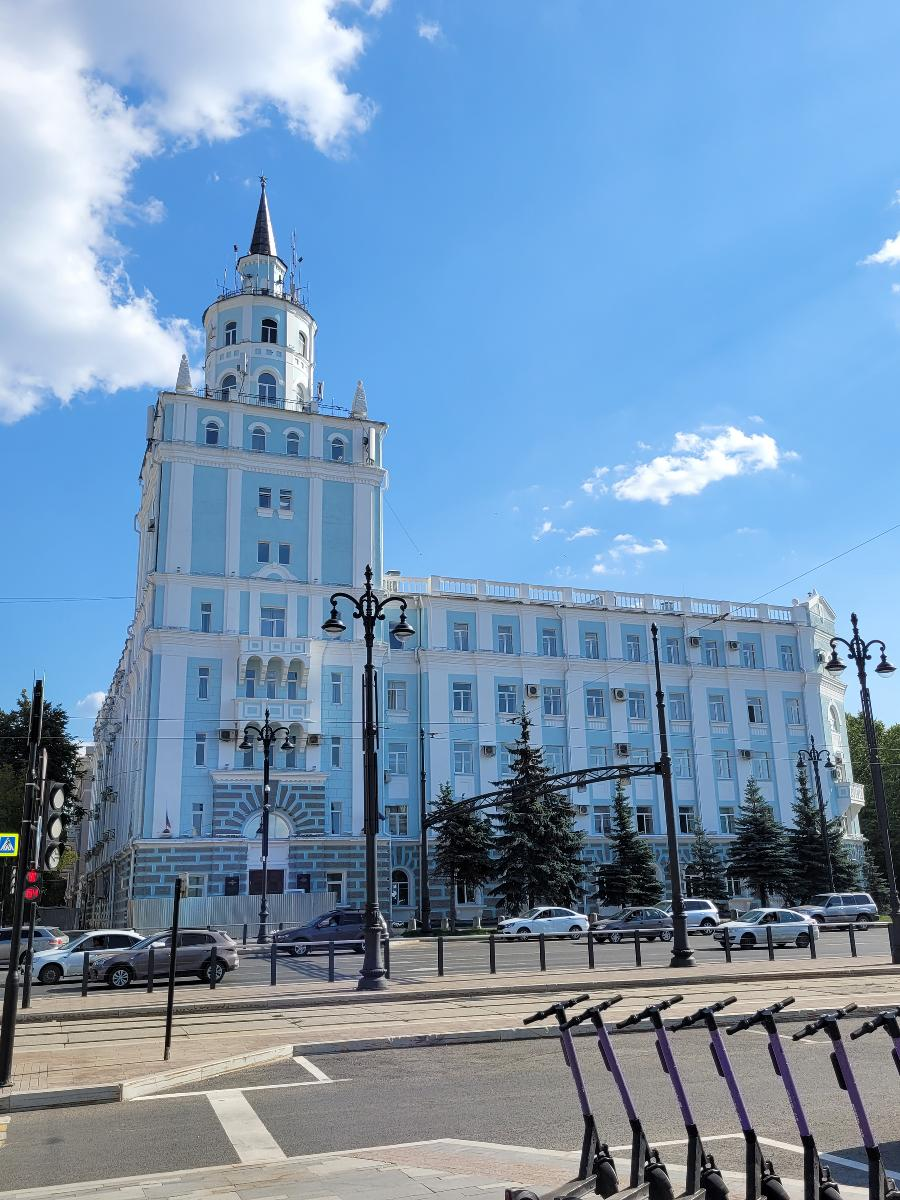 При свете дня.