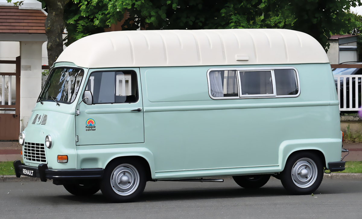 Renault Estafette Camper, 1968 год. Он продавался в период 1959-1980 годов и был адаптирован для кемпинга