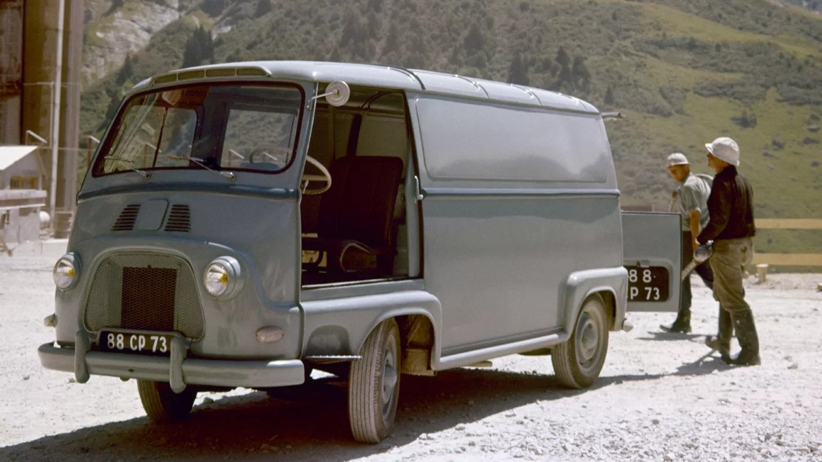 Renault Estafette Camper, 1968 год. Он продавался в период 1959-1980 годов и был адаптирован для кемпинга