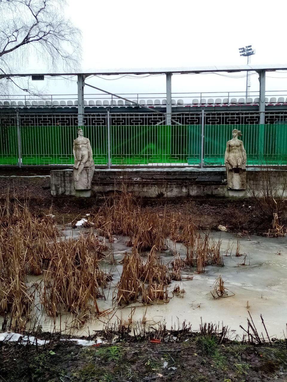 Памятник мужчине и женщине без ног