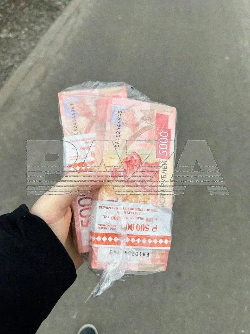 Москвич нашёл миллион рублей и отнёс деньги в полицию