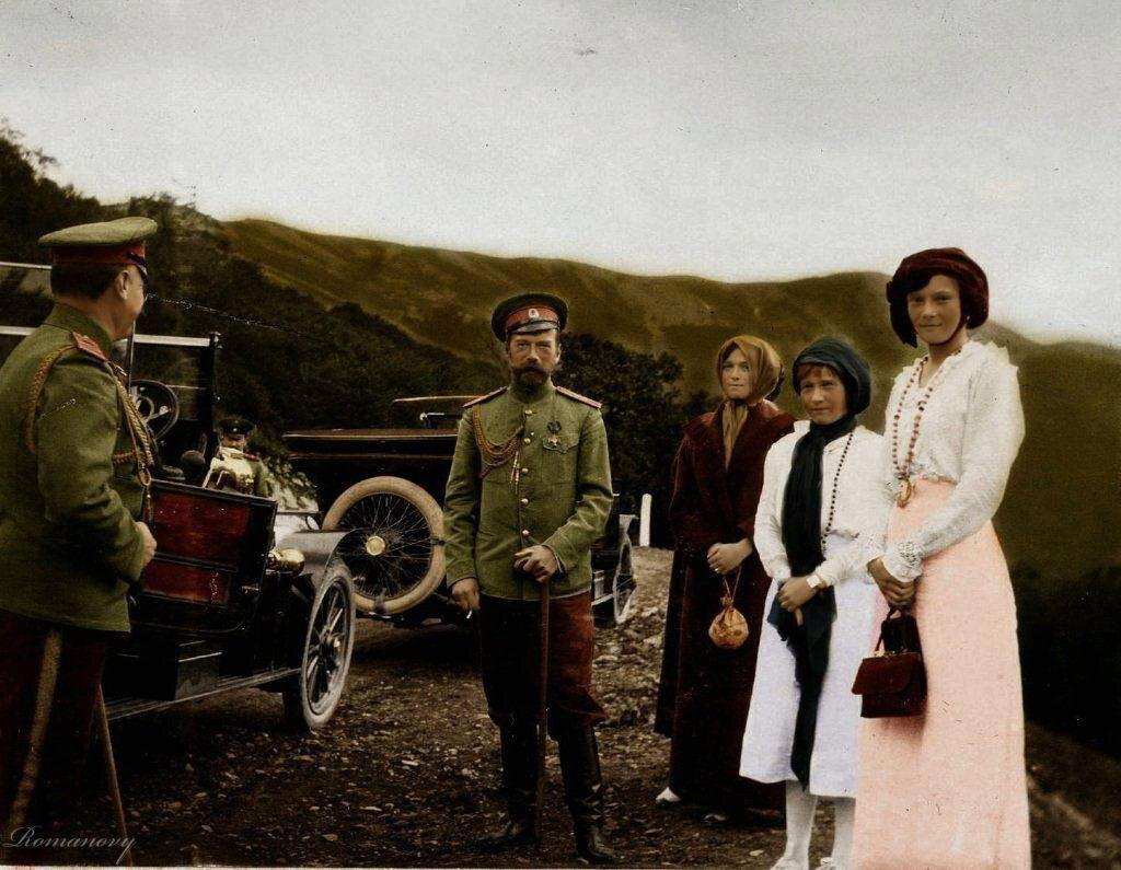 Император Николай II на прогулке в Крыму, 1914 год