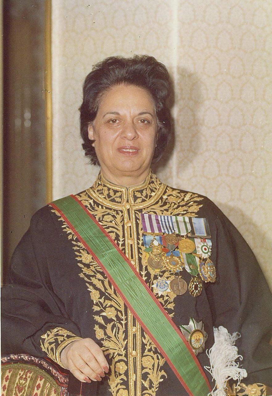 Фаррухру Парса первая женщина-министр Ирана. Расстреляна в 1980 г. за отказ покрыть голову платком.