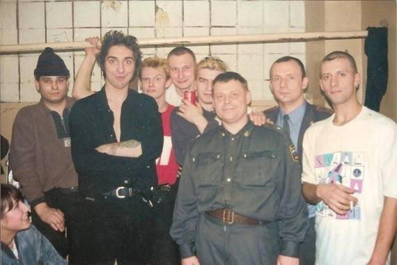 Михаил Горшенев с фанатами после концерта в московском клубе «R-Club», 1998 год