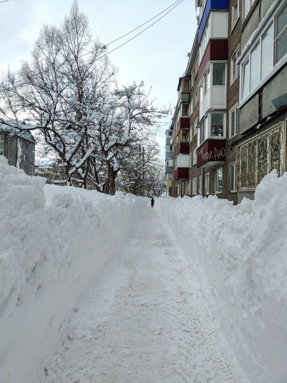 Сахалин продолжает заметать аномальным снегом.
