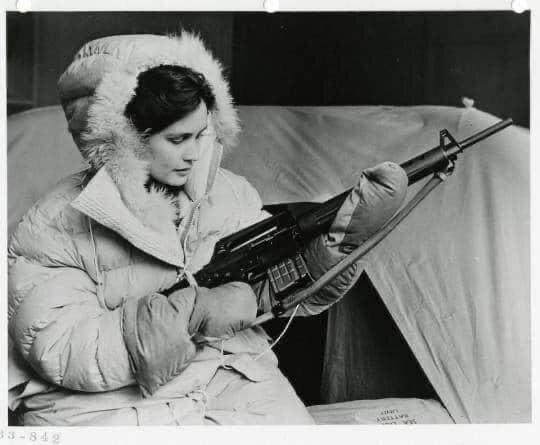 Стюардесса KLM с винтовкой AR-10 на стрельбах перед полярными рейсами, 1959 год.